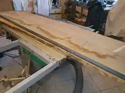 Une planche de chêne avant travail de délignage