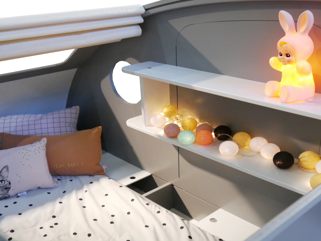 Intérieur du lit enfant caravane détail des étagères 