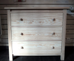 Commode en bois brut massif fabriquée en France
