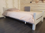 Lit enfant artisanal Theo en bois massif laqué gris