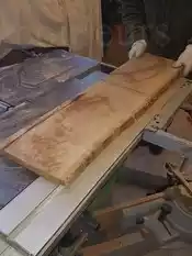 Opération de délignage d'une planche de chêne
