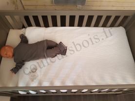 Lit b&eacute;b&eacute; en bois Lisb avec de nombreuses couleurs