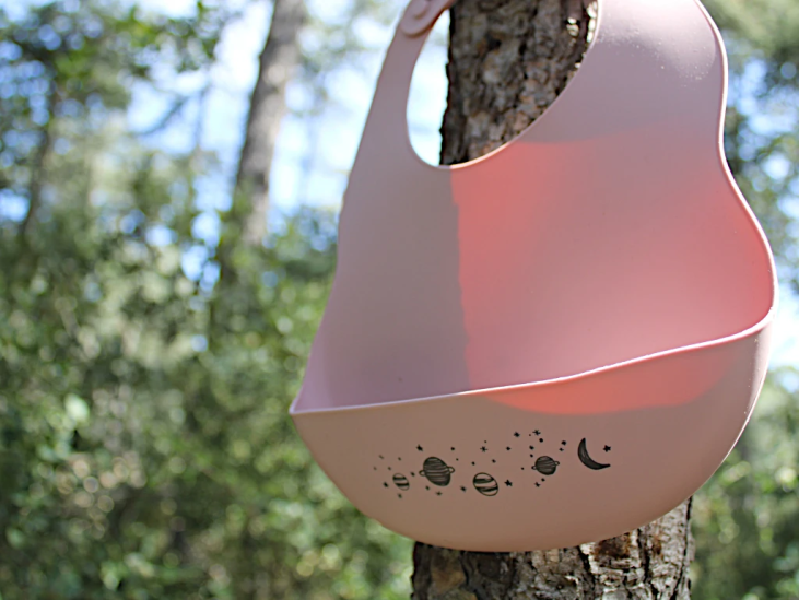 Bavoir silicone avec r&eacute;cup&eacute;rateur rose clair Cosmic The Cotton Cloud
